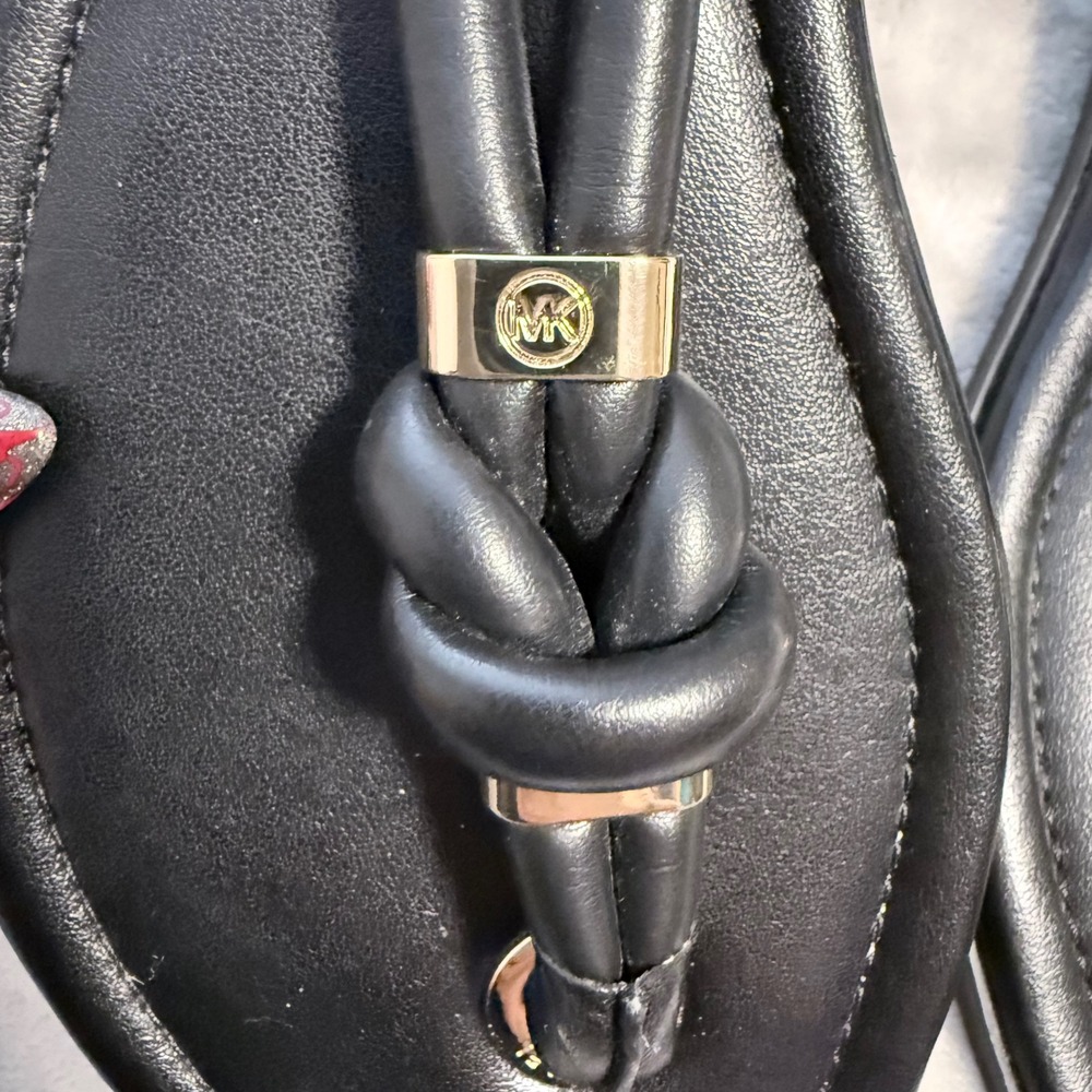 Michael Kors Black T Strap Thong Sandals Gold MK Logo Womens 8.5 Est NWOB - Picture 6 of 8